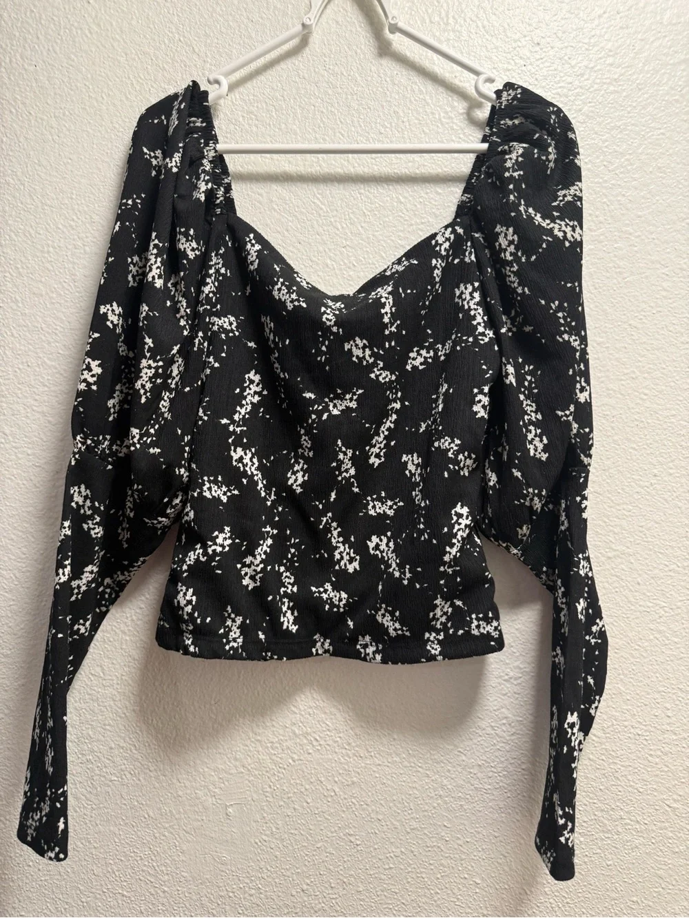 Anthropologie cropped blouse size S siBlack and White Floral Puff-Sleeve